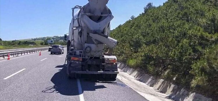 Uşak'ta beton mikserine çarpan otomobildeki anne ve çocuğu yaralandı