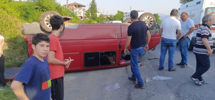 Zonguldak'ta işçileri taşıyan midibüs ile otomobilin çarpıştığı kazada 7 kişi yaralandı