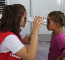 Adıyaman'da “Sevgi ve Sağlık Tırı”nda depremzede çocukların göz taraması yapılıyor