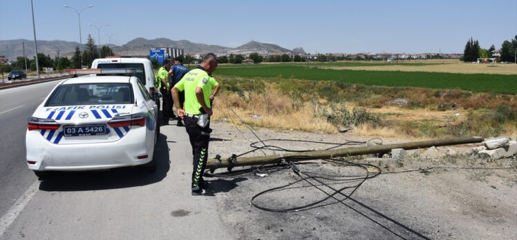 Afyonkarahisar'da şarampole devrilen otomobildeki 4 kişi yaralandı