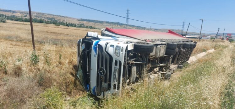 Amasya'da devrilen alüminyum yüklü tırın sürücüsü yaralandı