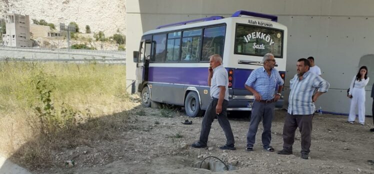 Amasya'da otomobil ile minibüsün çarpışması sonucu 21 kişi yaralandı