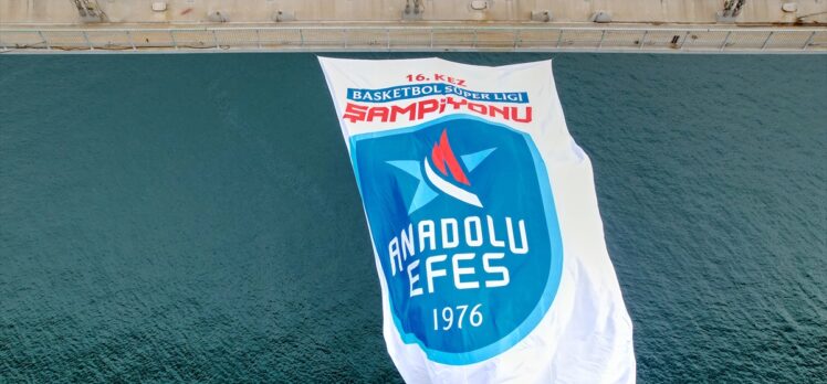 Anadolu Efes'in şampiyonluk bayrakları İstanbul Boğazı'ndaki köprülere asıldı