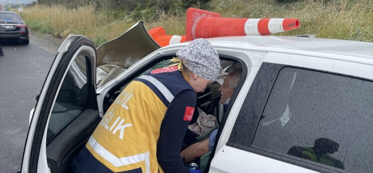 Anadolu Otoyolu'nda park halindeki kamyonete çarpan otomobildeki 3 kişi yaralandı