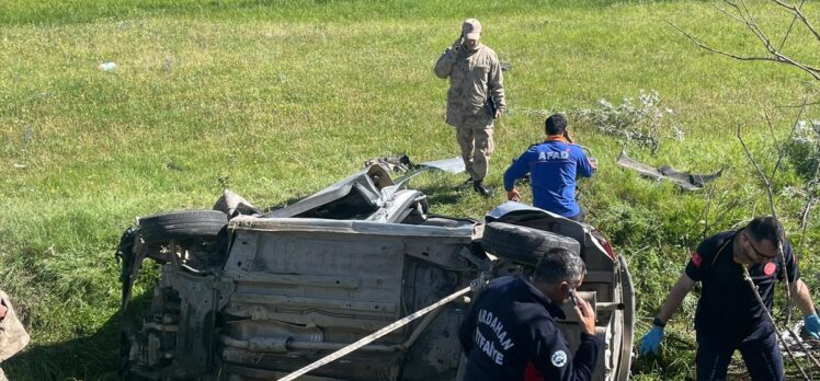 Ardahan'da devrilen otomobilin sürücüsü öldü, bir kişi ağır yaralandı