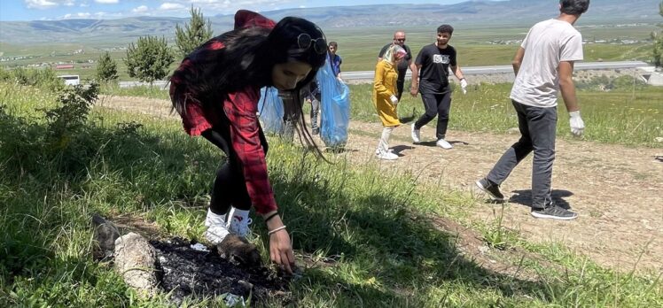 Ardahan'da gönüllü gençler ormanda çöp topladı