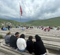 Ardahan'daki Atatürk silüeti bulutlu hava nedeniyle görülemedi