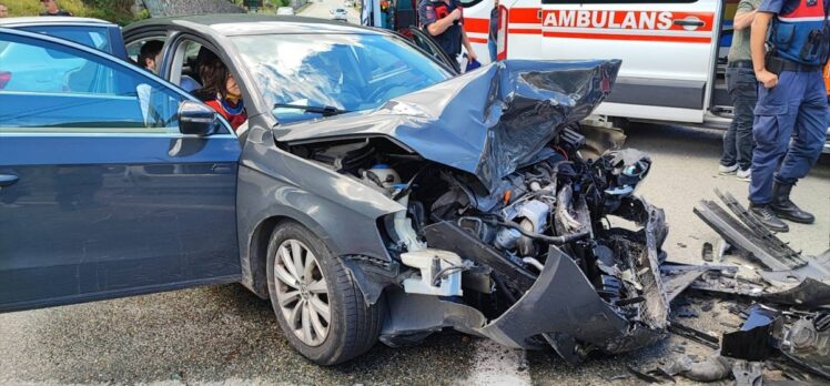 Artvin'de iki otomobilin çarpıştığı kazada 8 kişi yaralandı