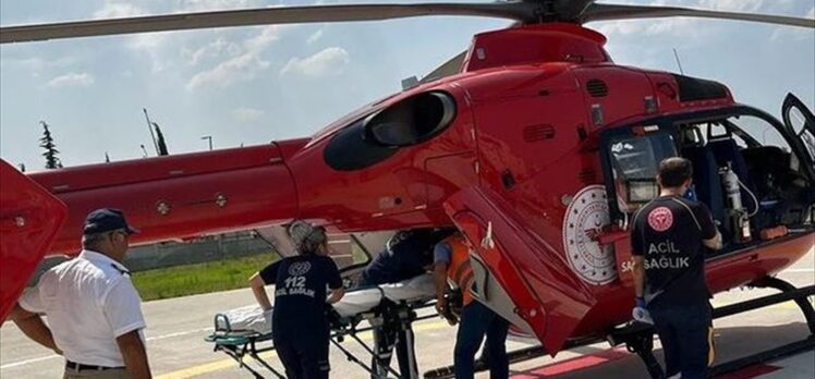 Aydın'da boğulma tehlikesi geçiren genç ambulans helikopterle Manisa'ya götürüldü