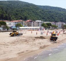 Bartın Irmağı'nın selde taşıdığı çamur birikintisinin aktığı kesimde denizin rengi değişti