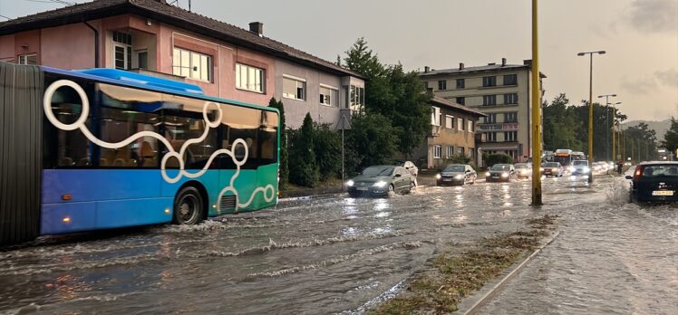 Batı Balkanlar'da etkili olan yağış ve fırtına sebebiyle 5 kişi hayatını kaybetti