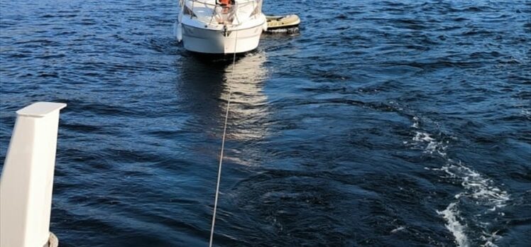 Çanakkale Boğazı'nda arızalanan tekne kurtarıldı