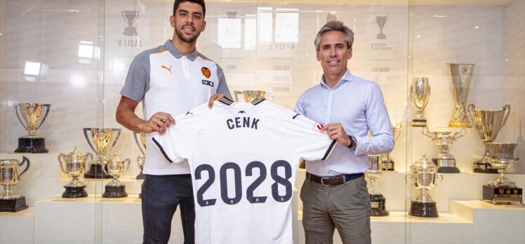 Cenk Özkacar, Valencia'nın vazgeçilmezi olmak istiyor