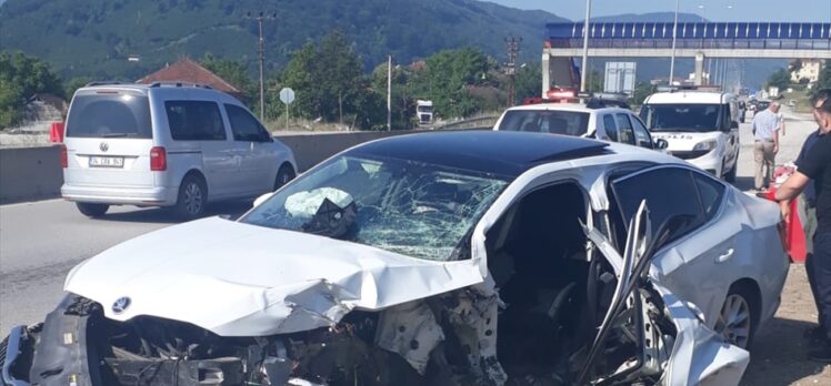 Düzce'de bariyere çarpan otomobildeki 5 kişi yaralandı