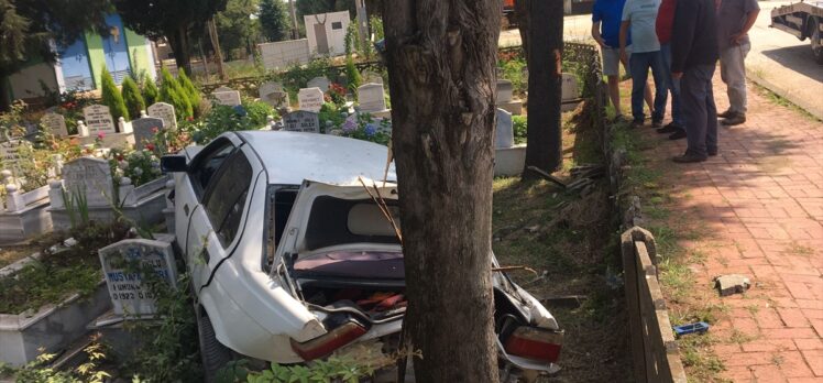 Düzce'de yoldan çıkarak mezarlığa giren otomobilin sürücüsü yaralandı