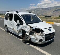 Erzincan'da kamyonet ile hafif ticari aracın çarpışması sonucu 5 kişi yaralandı