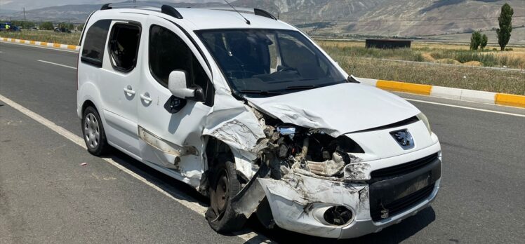 Erzincan'da kamyonet ile hafif ticari aracın çarpışması sonucu 5 kişi yaralandı