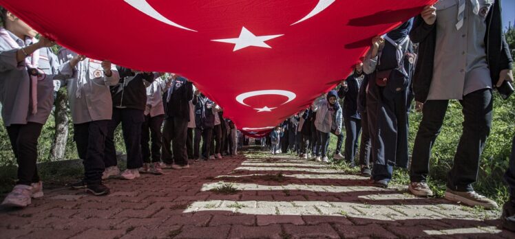 Erzurumlu gençler 15 Temmuz yürüyüşünde 500 metrelik Türk bayrağı taşıdı