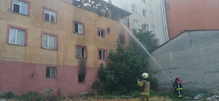 Esenyurt'ta binanın çatı katında çıkan yangın söndürüldü