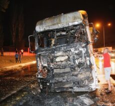 Eskişehir'de bariyere çarptıktan sonra alev alan tır yandı