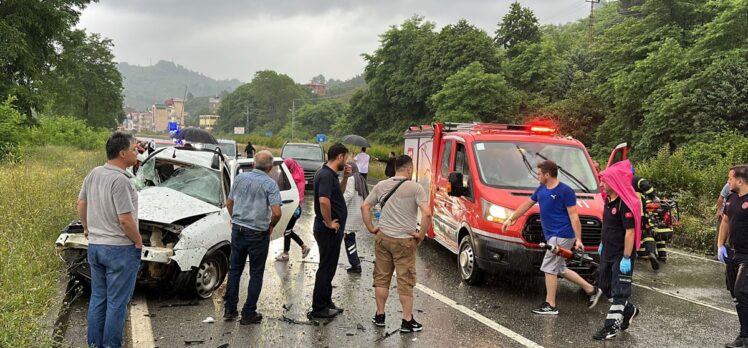 Giresun'da otomobil ile minibüsün çarpıştığı kazada 1 kişi öldü, 10 kişi yaralandı