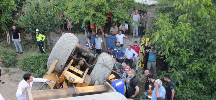 Hakkari'de devrilen silindirin altında kalan çocuk kurtarıldı