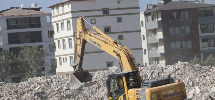 Hatay'da ağır hasarlı binaların yıkımı sürüyor