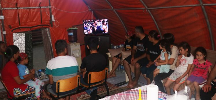 Hatay'da futbolseverler, takımlarının hazırlık maçını çadır kentteki televizyondan izledi