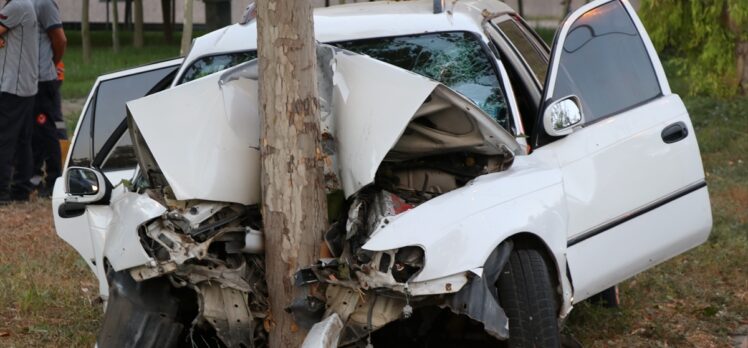 İzmir'de ağaca çarpan otomobilin sürücüsü öldü