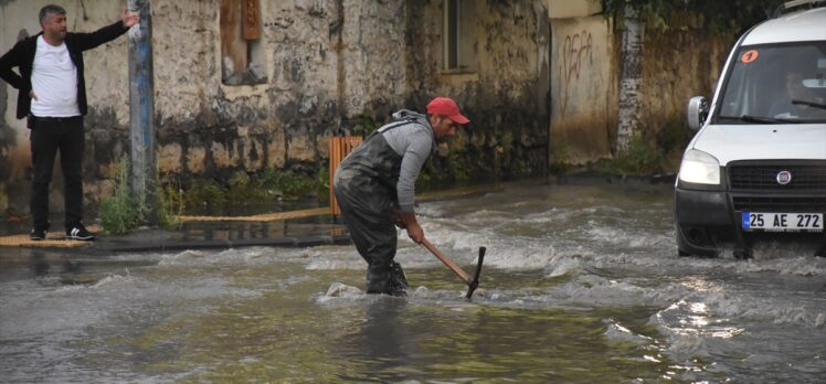 Kars'ta sağanak ve dolu su baskınlarına neden oldu