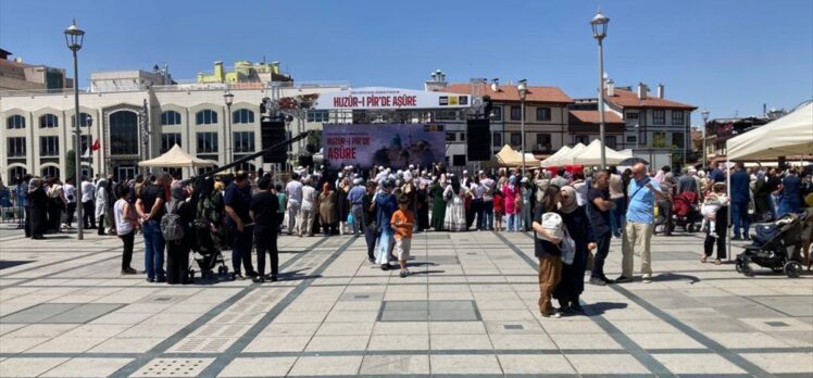 Mevlana Meydanı'nda Mevlevi usullerine göre aşure kaynatıldı