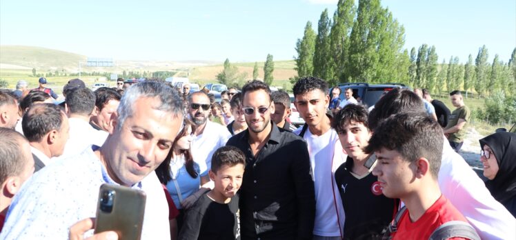 Milli futbolcu Hakan Çalhanoğlu, memleketi Bayburt'ta coşkuyla karşılandı