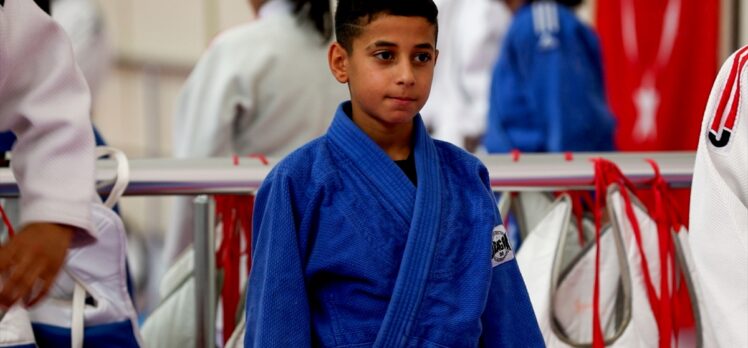 Okulda ters takla atarken keşfedildi, Balkan Judo Şampiyonası'nda birinci oldu