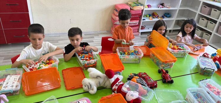 Portekizli öğrencilerden Afşin'deki depremzede çocuklara oyuncak yardımı