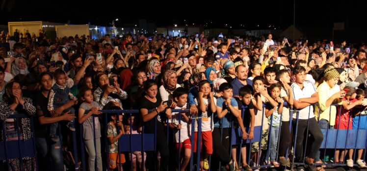 Sanatçı Yavuz Bingöl Kahramanmaraş'ta depremzedelere konser verdi