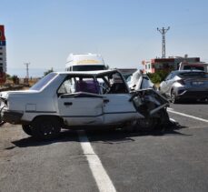 Şanlıurfa'da iki otomobilin çarpıştığı kazada 1 kişi öldü, 4 kişi yaralandı