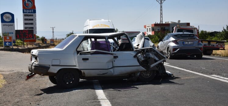 Şanlıurfa'da iki otomobilin çarpıştığı kazada 1 kişi öldü, 4 kişi yaralandı