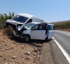 Siirt'te minibüs ve hafif ticari aracın çarpışması sonucu 6 kişi yaralandı