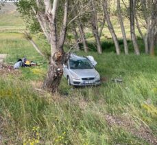 Sivas'ta devrilen otomobildeki 6 aylık bebek öldü, 3 kişi yaralandı