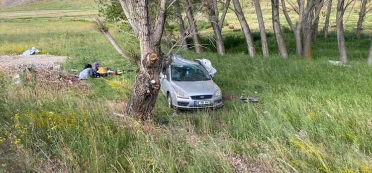 Sivas'ta devrilen otomobildeki 6 aylık bebek öldü, 3 kişi yaralandı