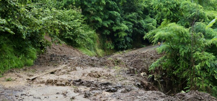 Trabzon'da sağanak hayatı olumsuz etkiledi