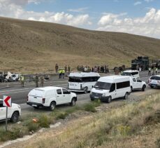 Van'da askeri araçla otomobil çarpıştı, bir kişi öldü, 12 asker yaralandı