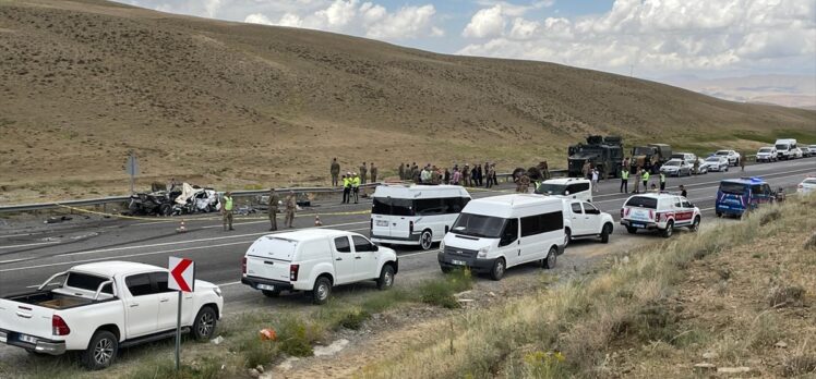 Van'da askeri araçla otomobil çarpıştı, bir kişi öldü, 12 asker yaralandı