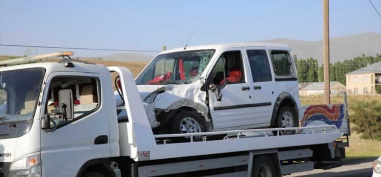 Van'da çarpışan minibüs ile hafif ticari araçtaki 19 kişi yaralandı