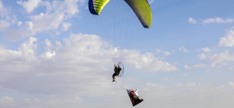 Vanlı paramotorcu baba-oğul 15 Temmuz şehitleri anısına havalandı