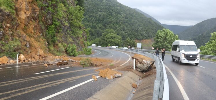 Zonguldak-İstanbul kara yolu heyelan nedeniyle ulaşıma kapatıldı