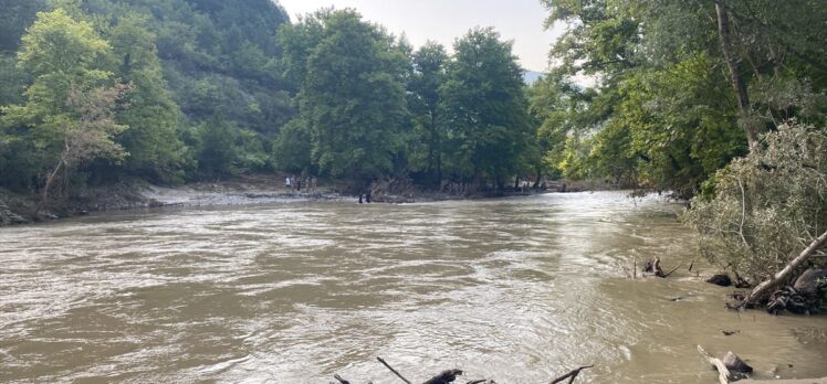 Zonguldak'ta derede akıntıya kapılarak kaybolan kişiyi arama çalışması başlatıldı