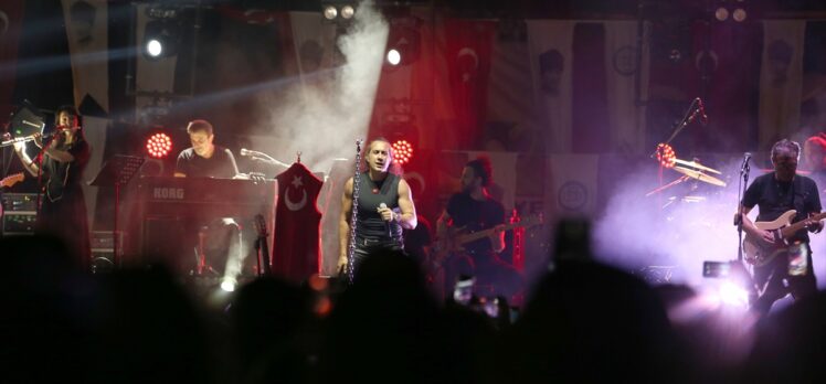 30 Ağustos Zafer Bayramı dolayısıyla sanatçı Kıraç Fethiye'de konser verdi