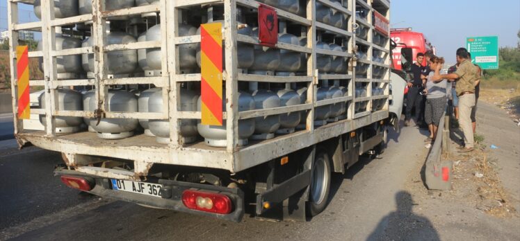Adana'da tıra çarpan kamyonetin sürücüsü ağır yaralandı