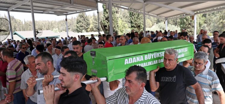 Adana'da trafik kazasında hayatını kaybeden 3 kişinin cenazesi toprağa verildi